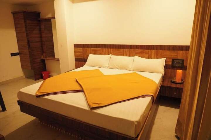 Room 9 of 32