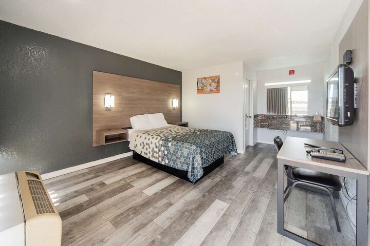 1 Queen Bed (3 of 27)