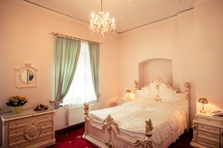 Room 4 of 65