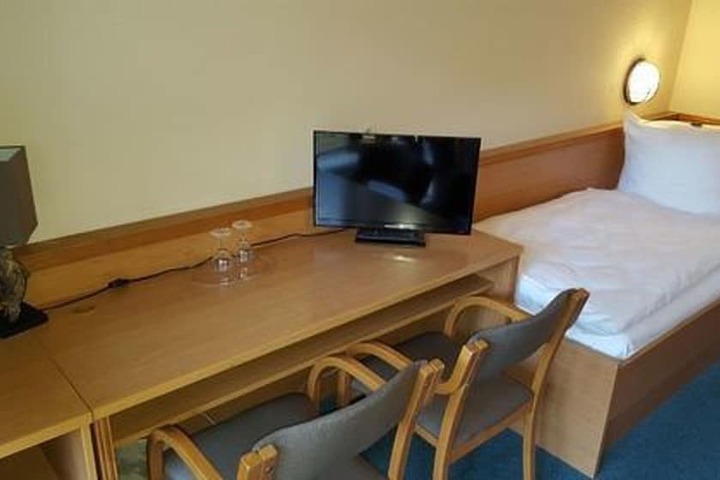 Room 6 of 8