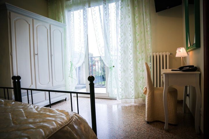 Room 2 of 38