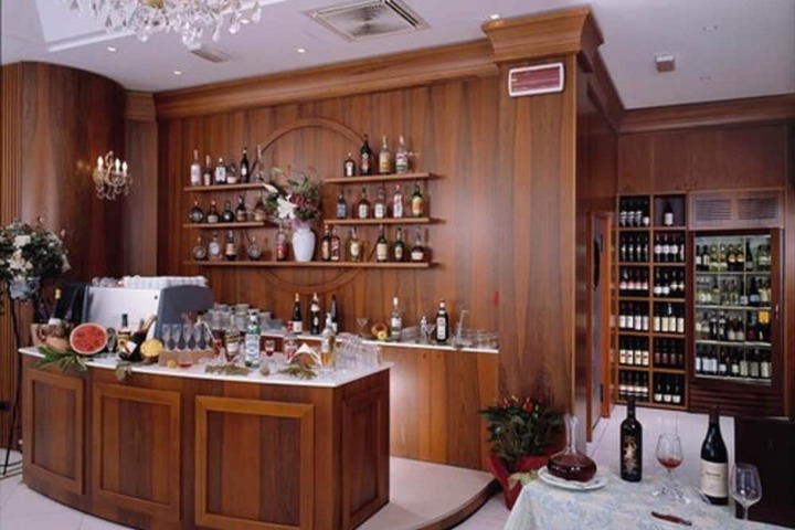 Lounge 20 of 33