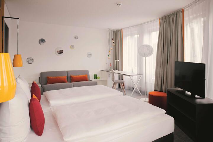 Room 33 of 137