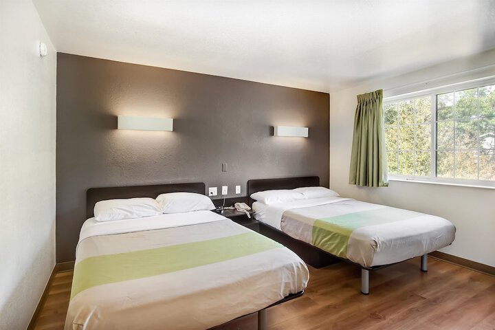 1 Queen Bed (7 of 12)