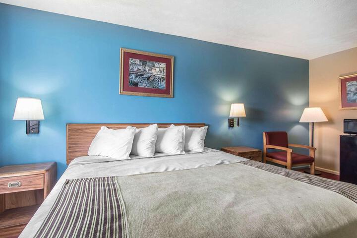 1 King Bed (4 of 12)