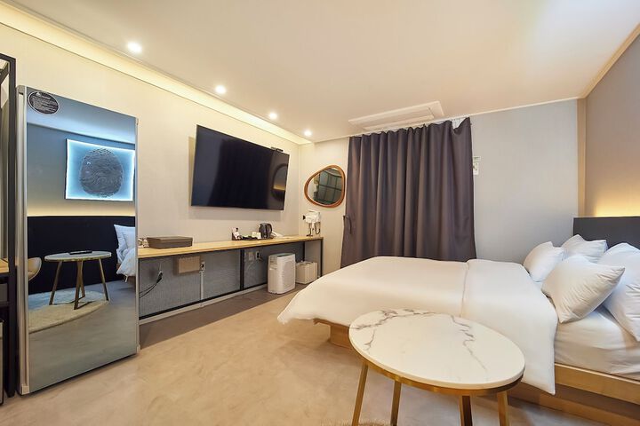 Room 7 of 10