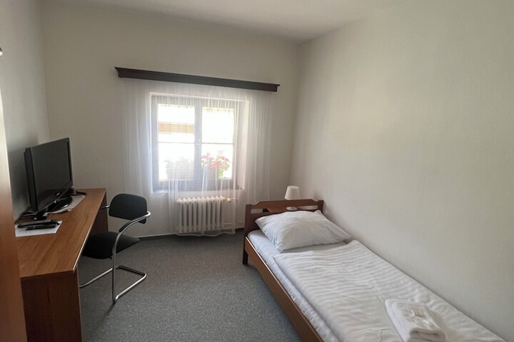 Room 4 of 18