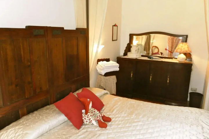Room 5 of 8