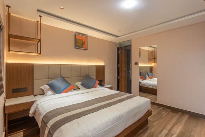 Room 4 of 15