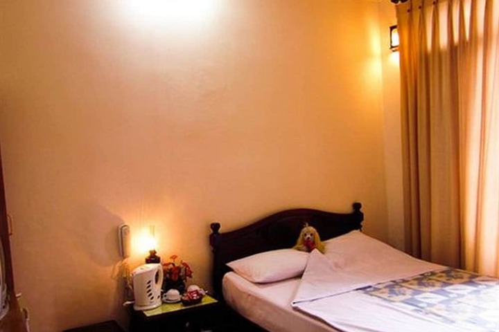 Room 6 of 24