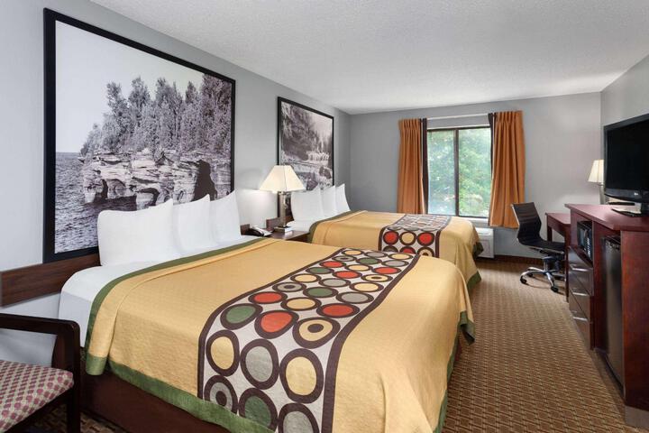 2 Queen Beds (7 of 17)