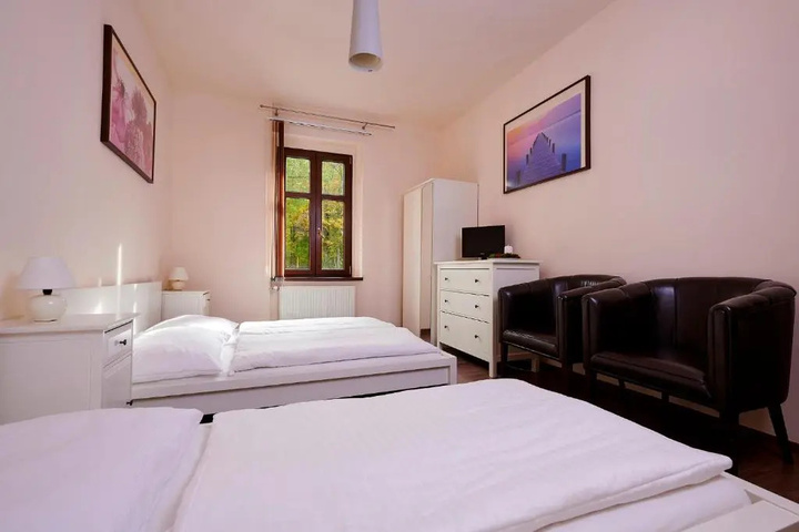Room 7 of 18