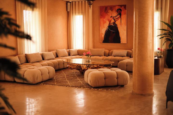 Lounge 21 of 28