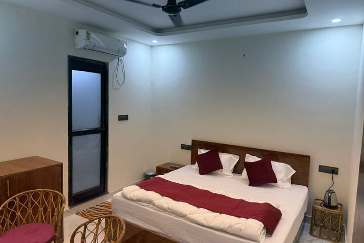Room 5 of 11