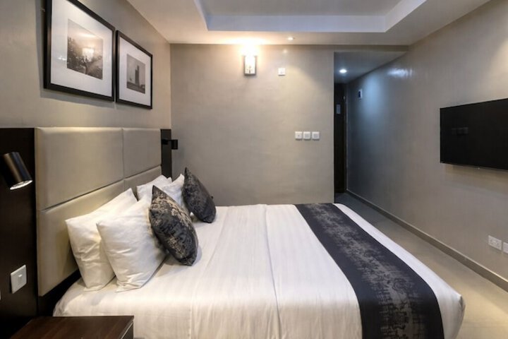 Room 14 of 33