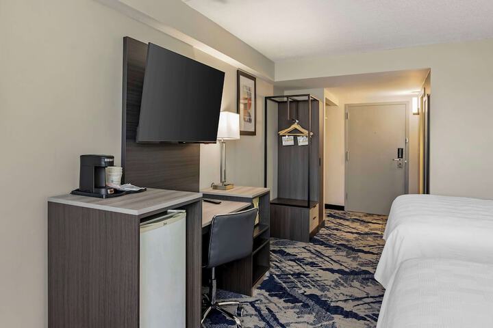 2 Queen Beds Microwave and Refrigerator WiFi Full Breakfast (6 of 6)