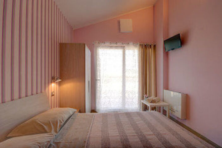 Room 13 of 18