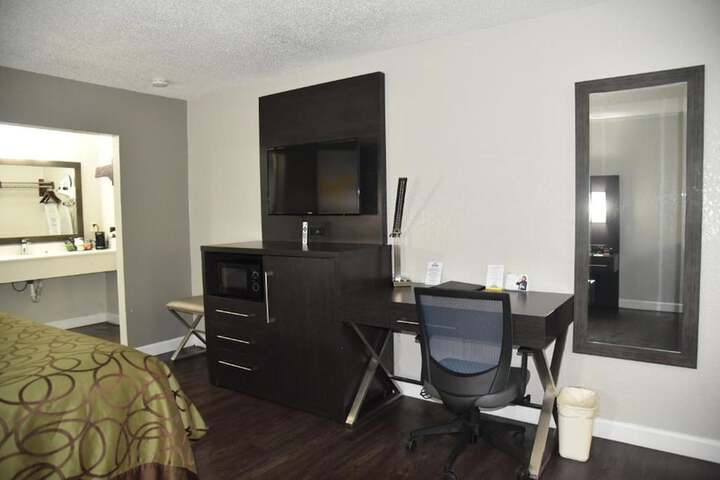 1 King Bed (2 of 10)