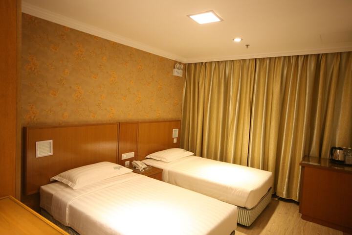 Room 8 of 35