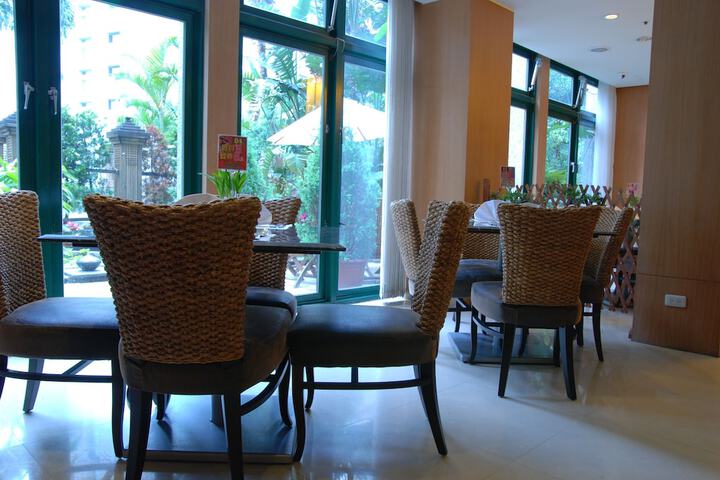 Dining 75 of 106