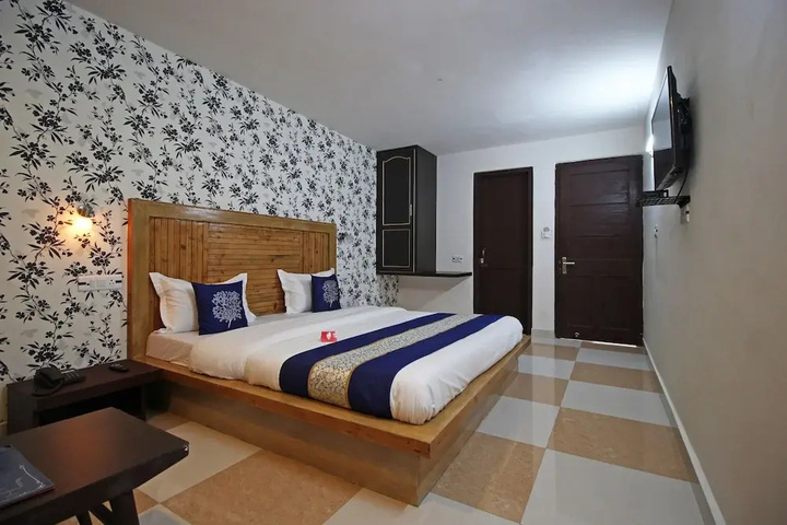 Room 5 of 10