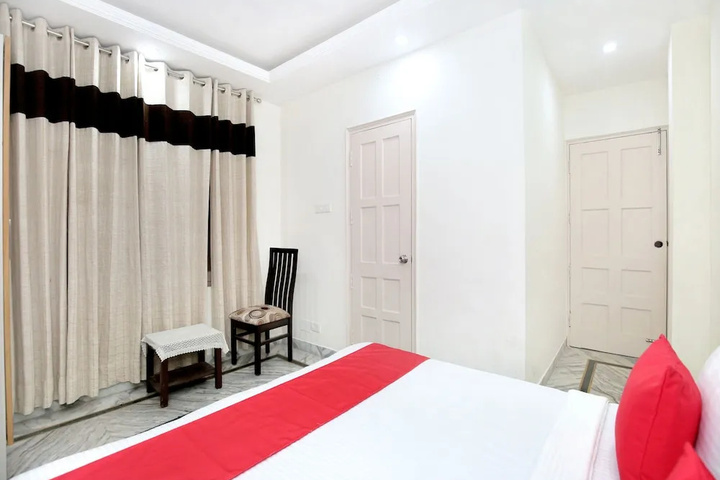 Room 4 of 9