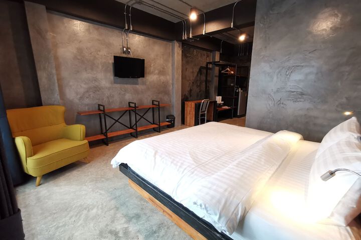 Room 9 of 33
