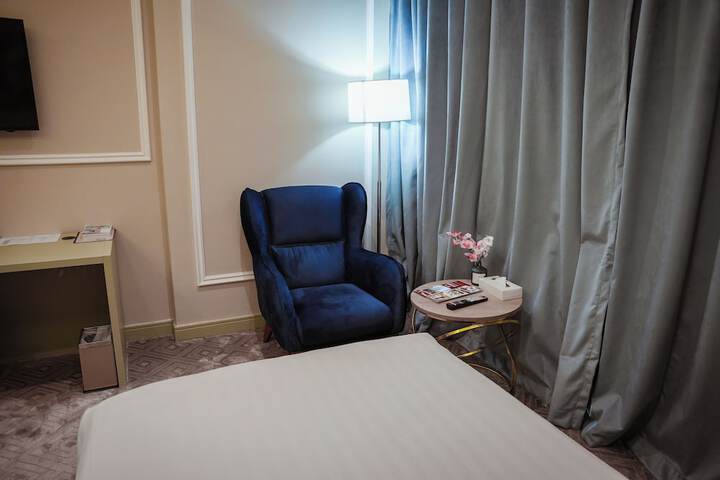 Room 6 of 30