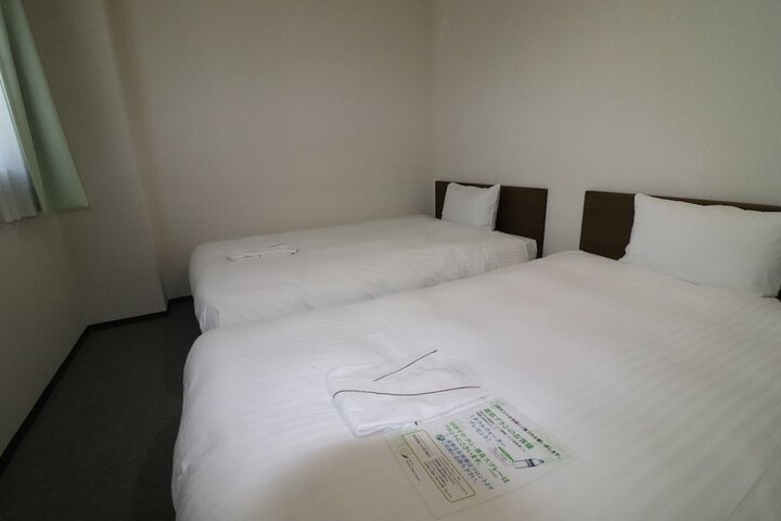 Room 13 of 37