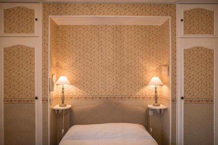 Room 25 of 65