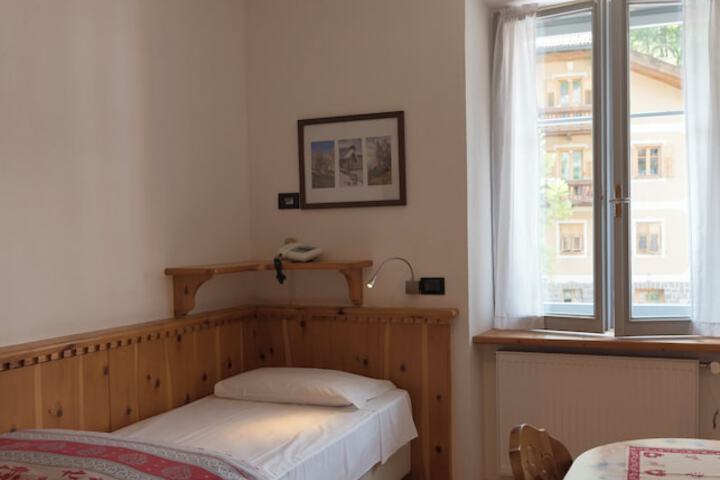 Room 4 of 61