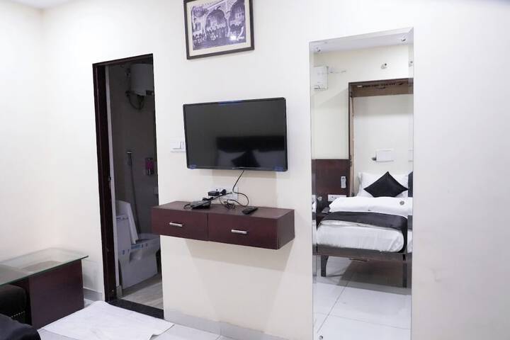 Room 4 of 8