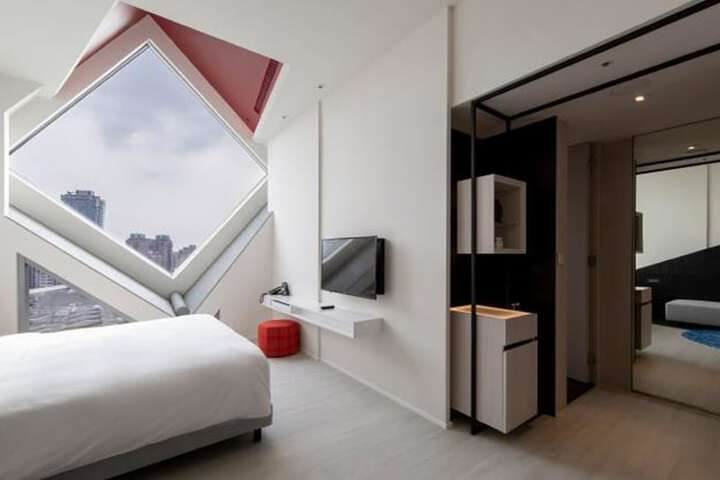 Room 10 of 85