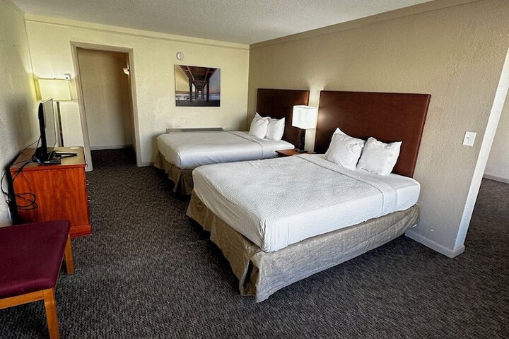 2 Queen Beds Mobility Accessible (4 of 37)