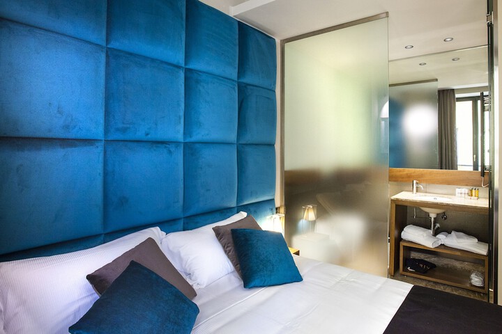 Room 3 of 73
