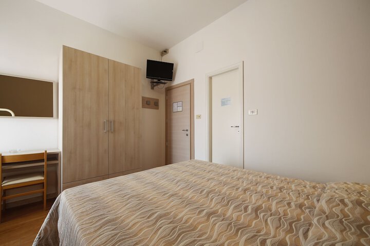 Room 9 of 10