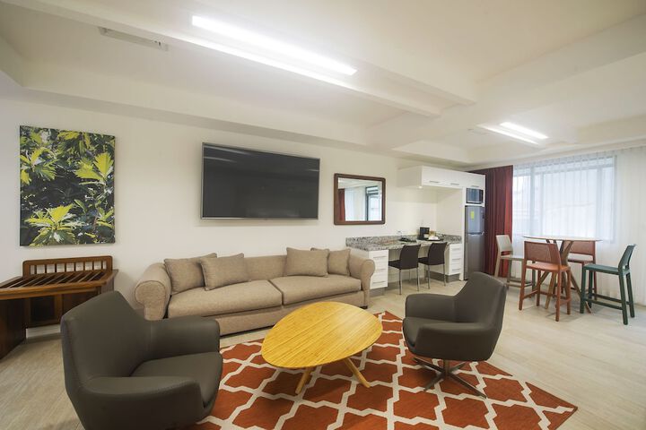 Balmoral Suites in San José