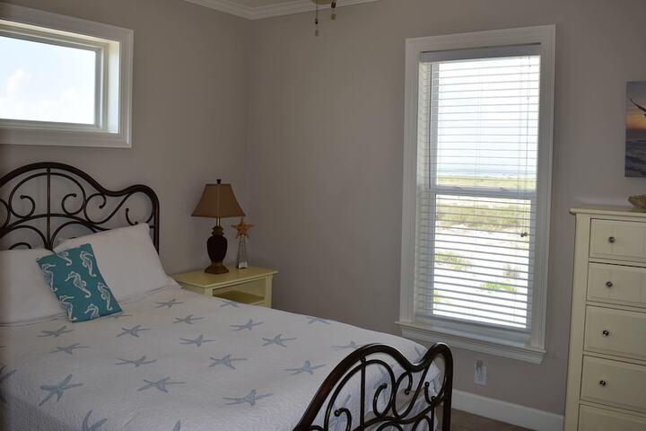 Room 10 of 32
