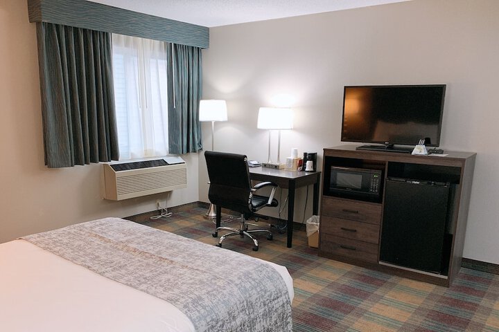 1 Queen Bed (2 of 16)