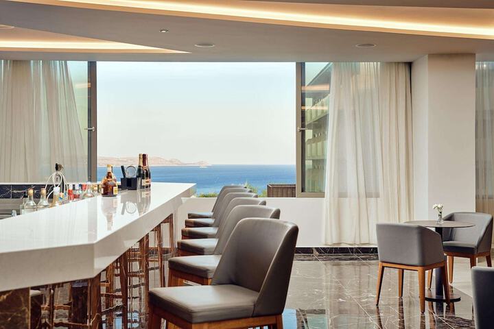 Lounge 72 of 88
