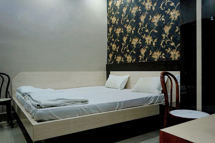 Room 10 of 16