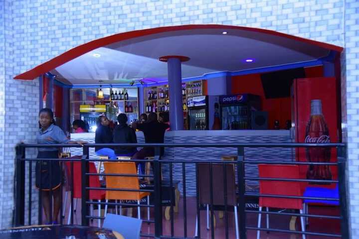 Lounge 17 of 69