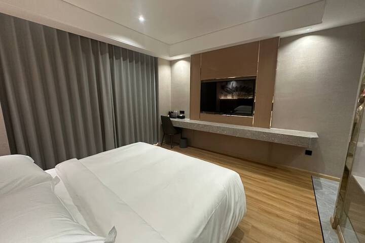 Room 11 of 84