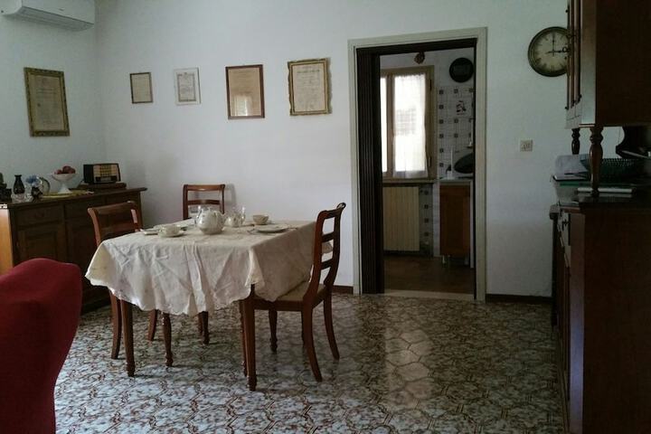 Dining 16 of 35