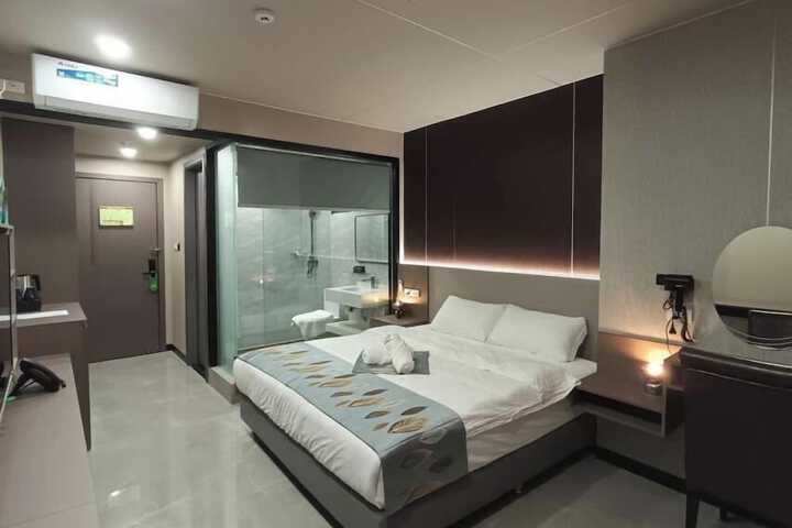 Room 32 of 39