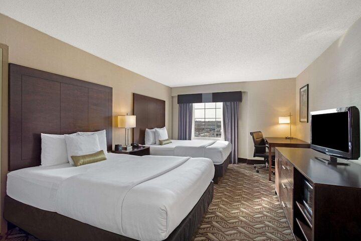 1 Queen Bed Mobility Accessible City View (1 of 6)