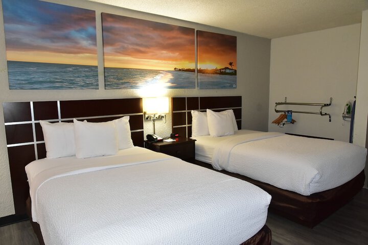 2 Double Beds (11 of 30)