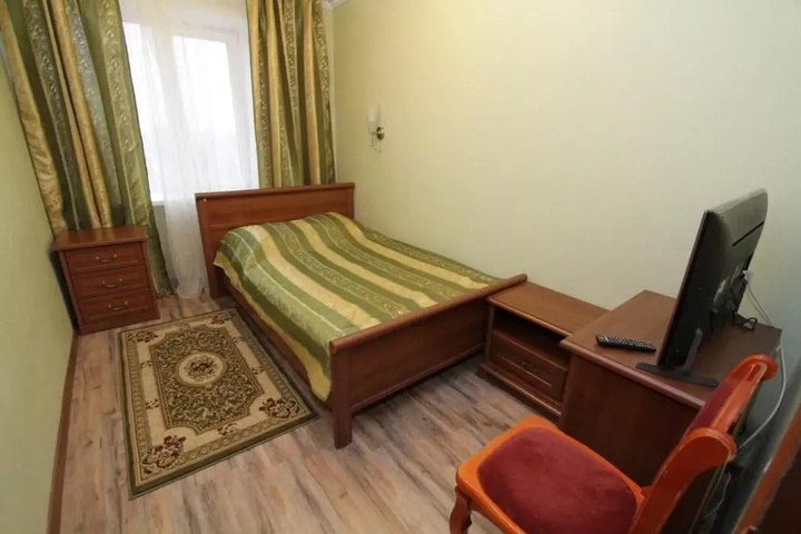 Room 4 of 8