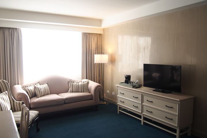 Lounge 46 of 53