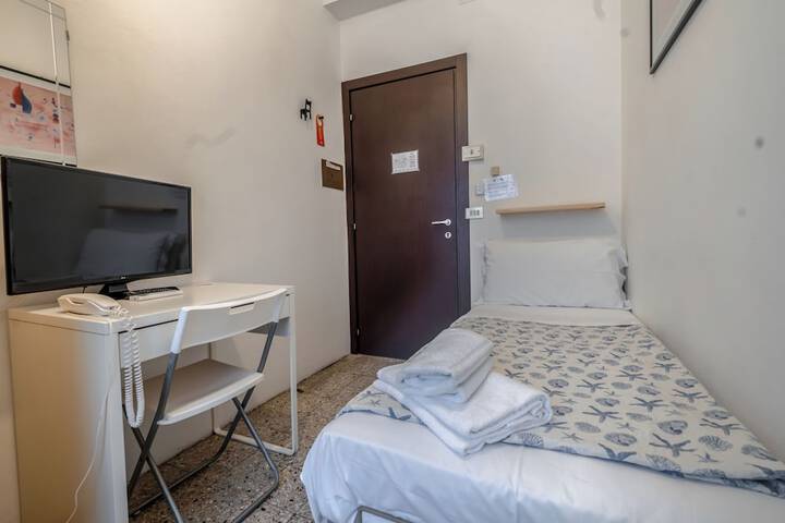 Room 6 of 76